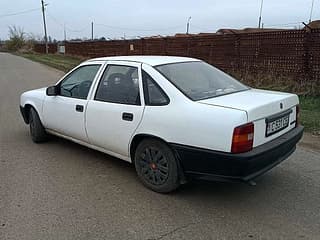 Продам Opel Vectra, 1989 г.в., бензин-газ (метан), механика. Авторынок ПМР, Тирасполь. АвтоМотоПМР.